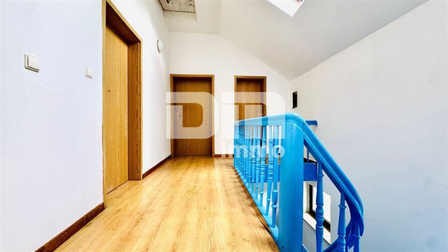 Großzügiges Einfamilienhaus mit viel Platz, riesigem Gartenareal und viel Potenzial - OG / DG Flur / Diele / Treppenaufgang